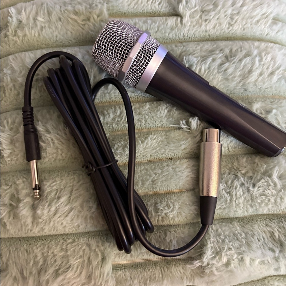 New- Professional Microphone with Cable
Wired Microphone
Handheld & Drop Proof